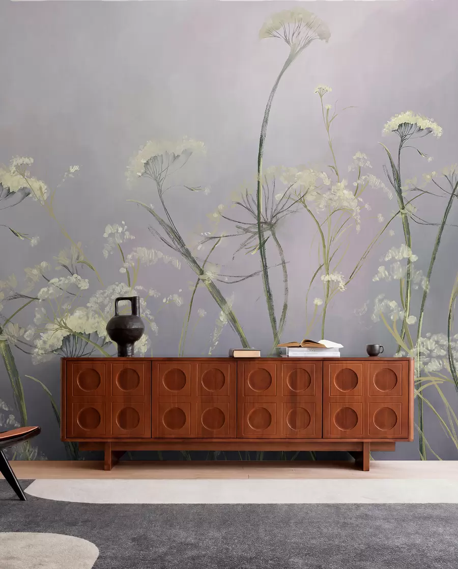 murales de pared Flores silvestres blancas en un campo brumoso con un fondo gris suave y borroso w00903