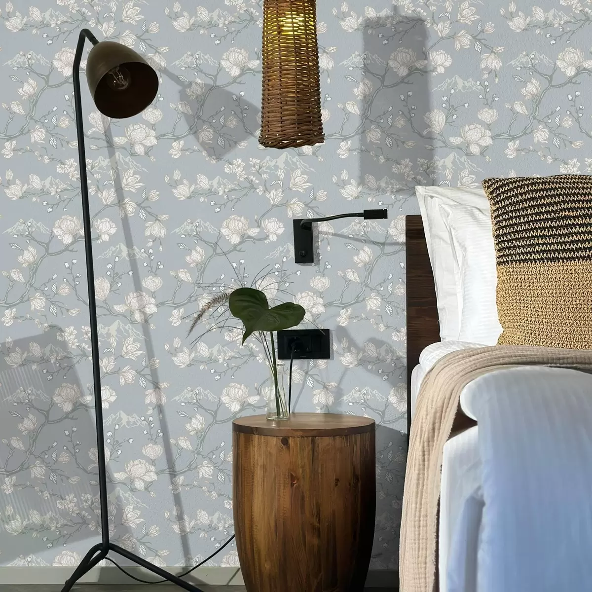 Papel pintado Flores blancas sobre ramas y montañas sobre fondo azul a00021