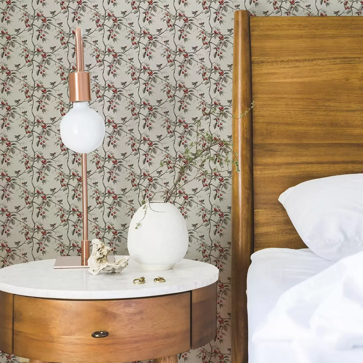 Papel pintado Pájaros entre ramas de cerezo con bayas rojas a00206