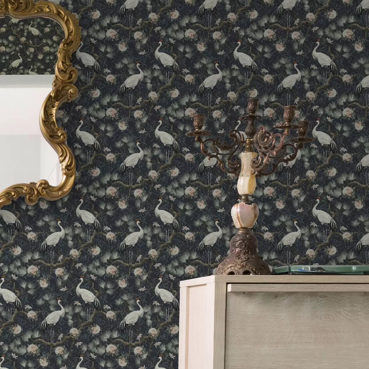 Papel pintado Grullas entre pinos y peonías sobre fondo oscuro a00241