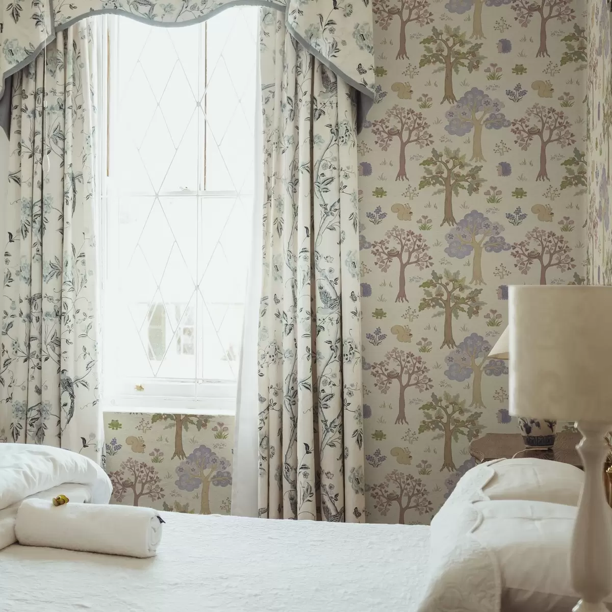 Papel pintado Bosque de hadas con animales de estilo infantil a00264