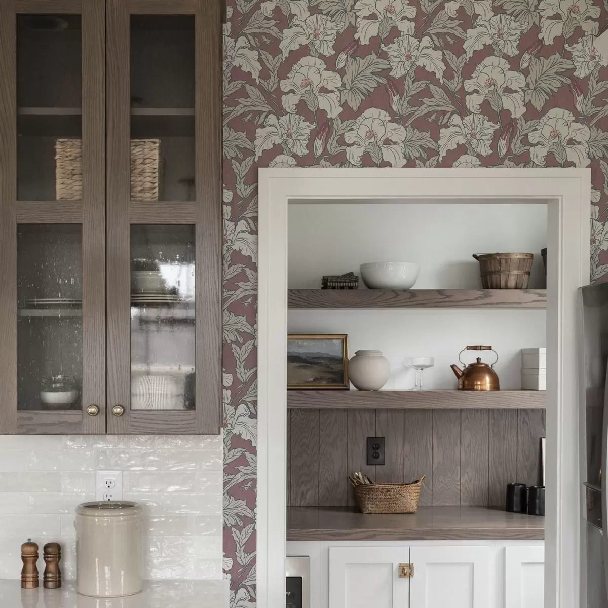 Papel pintado Hibisco blanco sobre fondo rosa con capullos rojos a00272