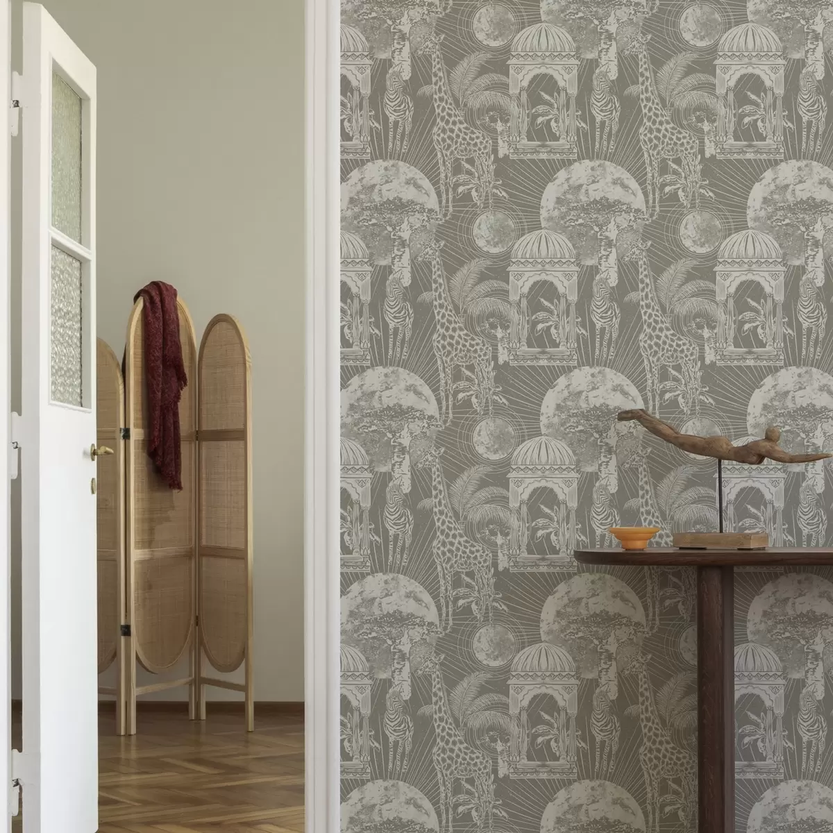 Papel pintado Jirafa y cebra sobre un fondo de arquitectura y árboles tropicales a00276