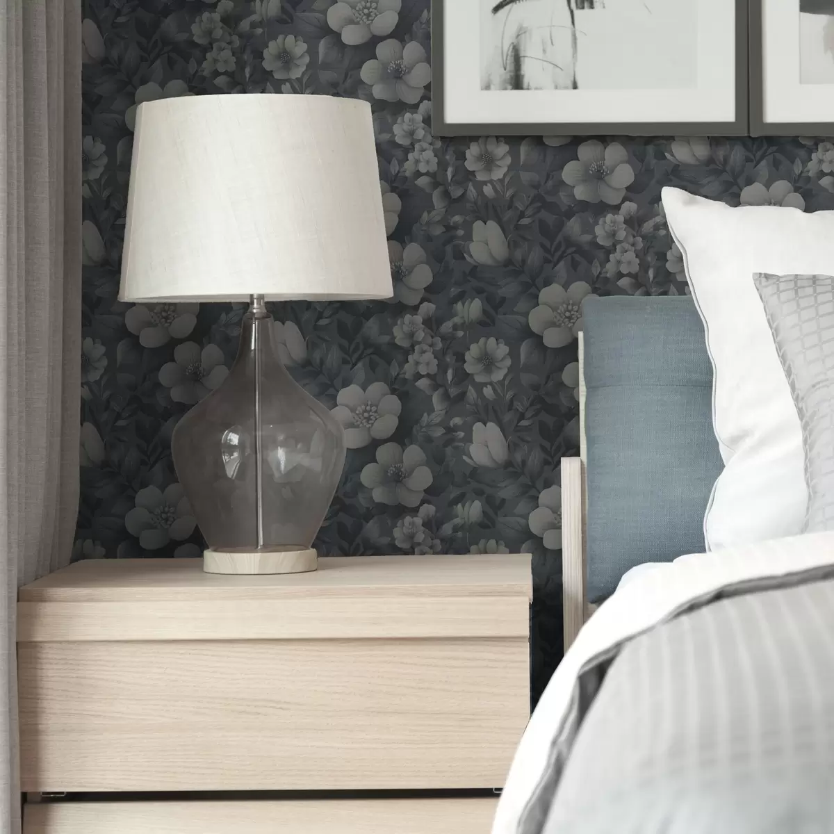 Papel pintado Estampado azul oscuro con voluminosas flores blancas a00282