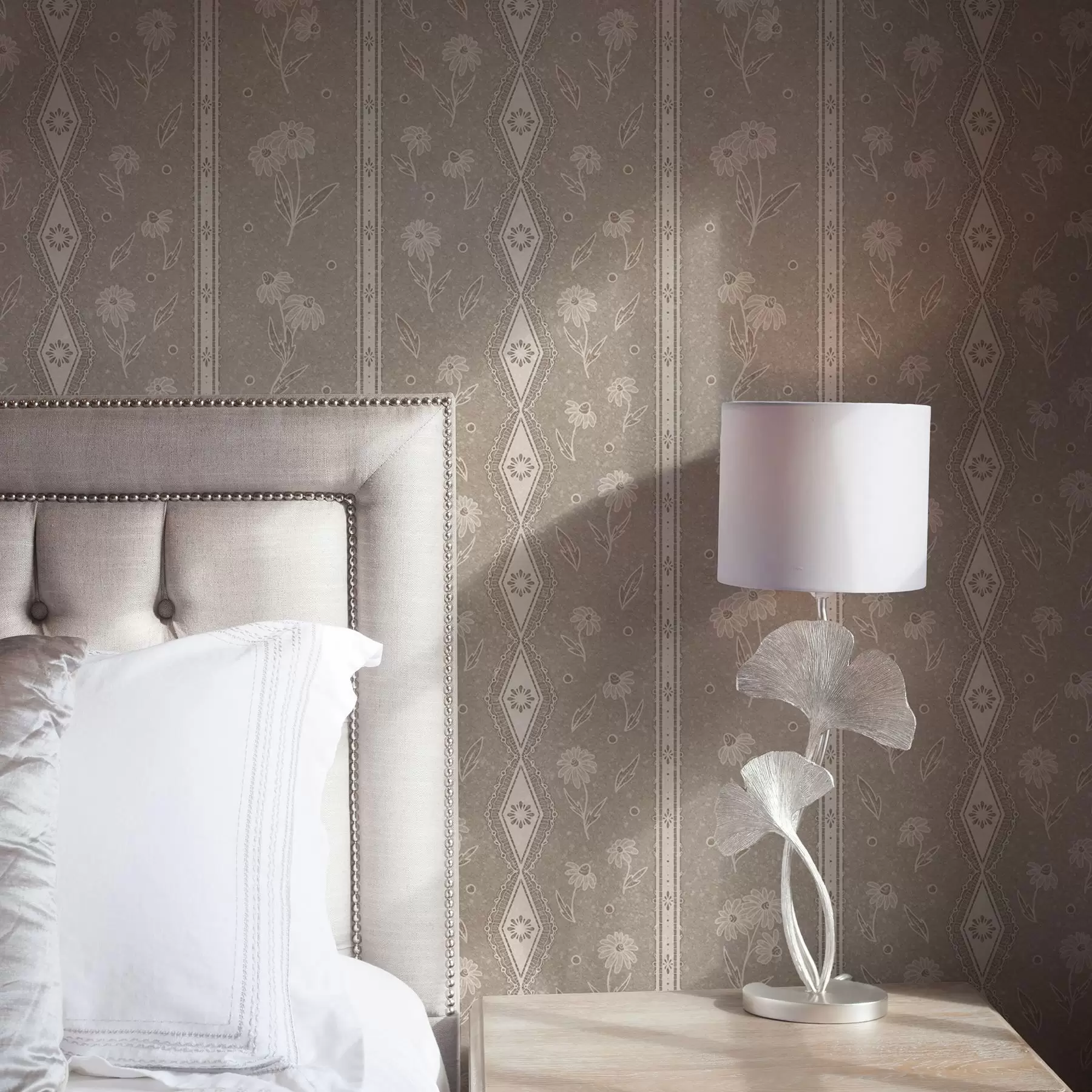 murales de pared Rayas con margaritas y encaje sobre fondo gris-beige a00295