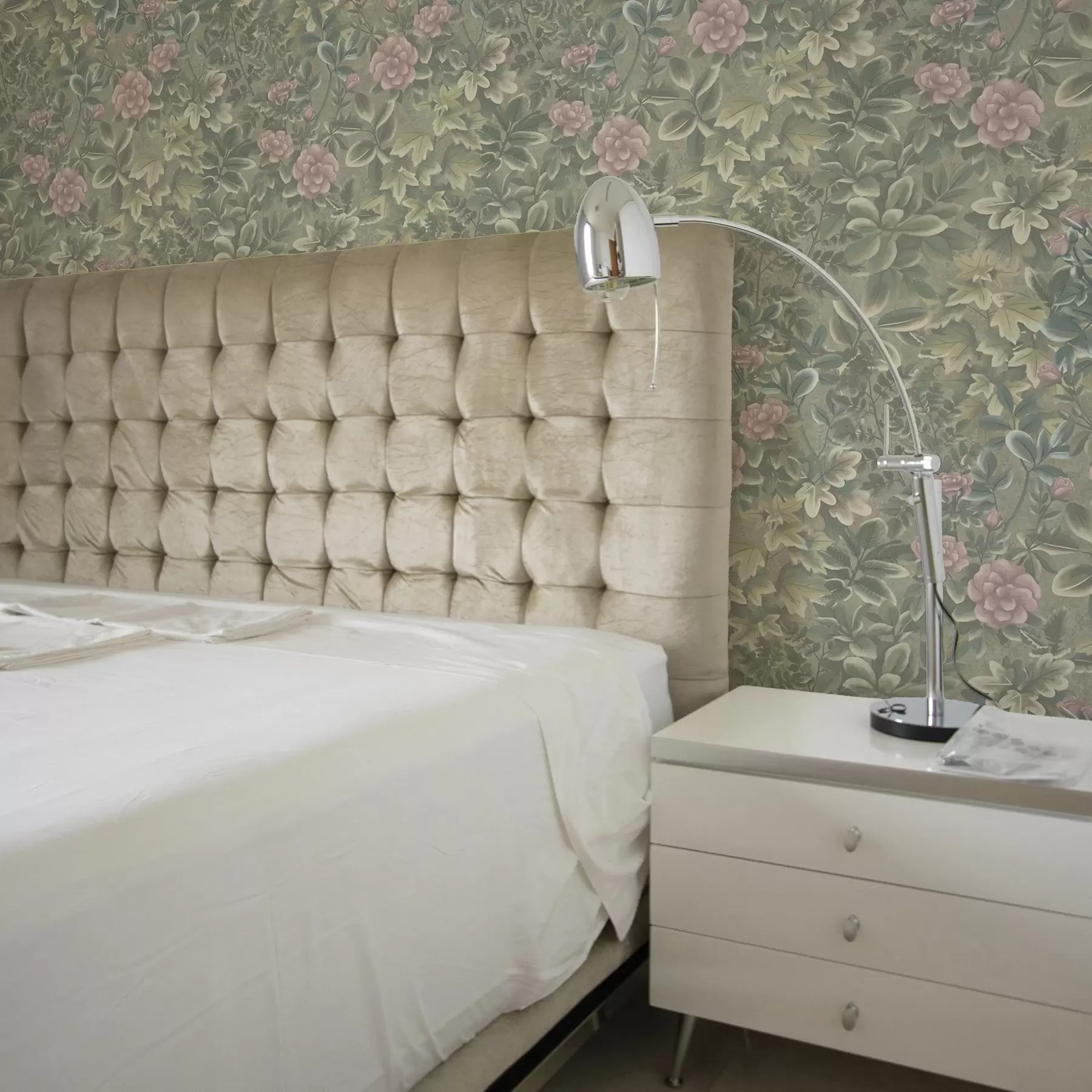 murales de pared Flores y hojas rosas sobre fondo verde pastel a00306