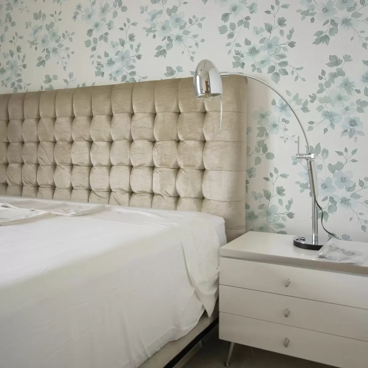 Papel pintado Flores azul pálido sobre fondo blanco, estilo acuarela a00364