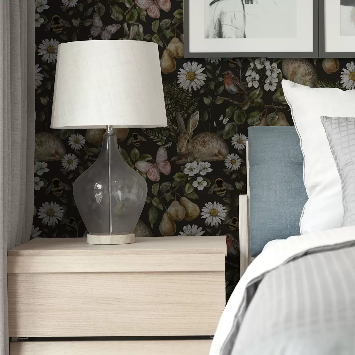 Papel pintado Conejos, peras, flores e insectos realistas sobre fondo oscuro a00401