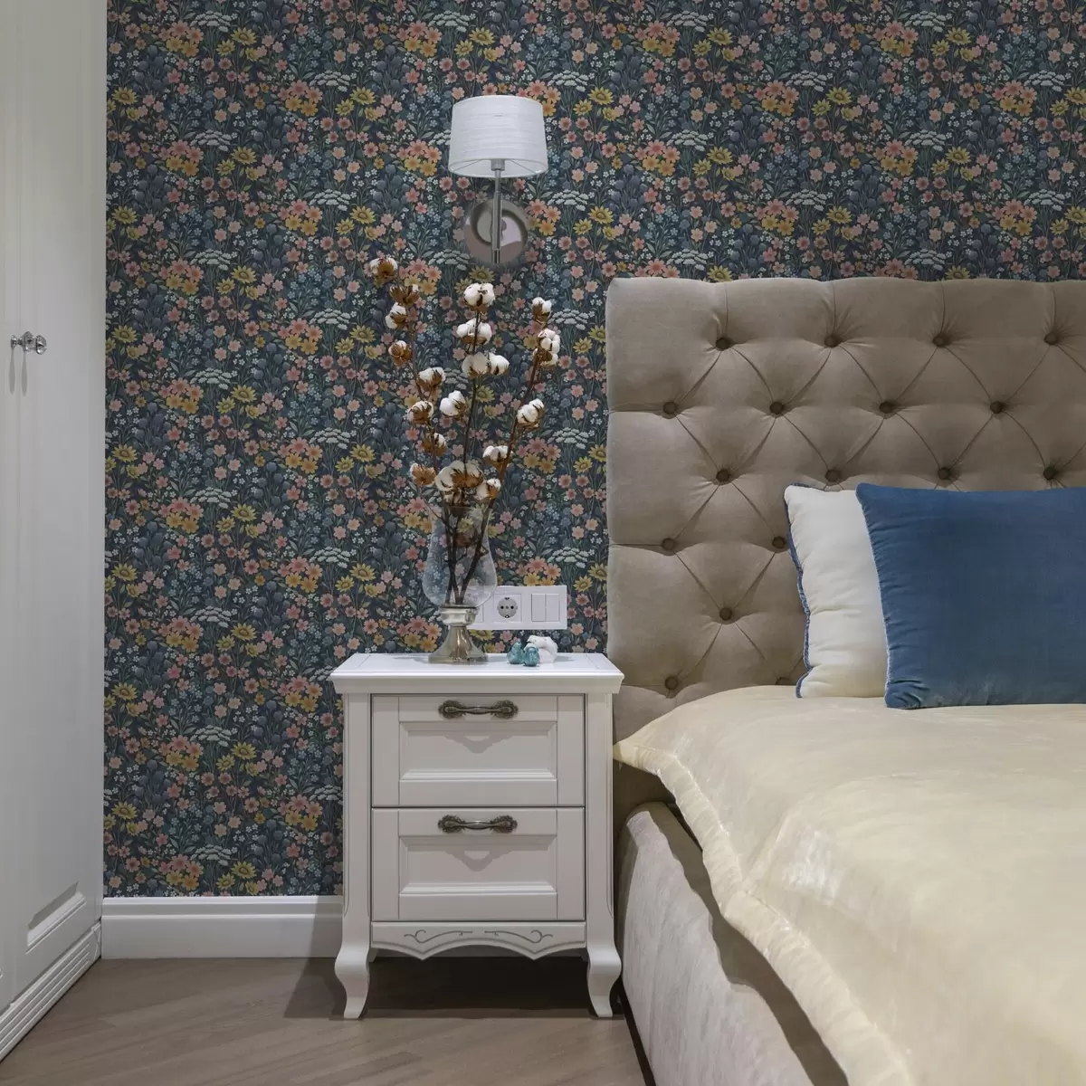 Papel pintado Coloridas flores de acuarela sobre azul marino a00381