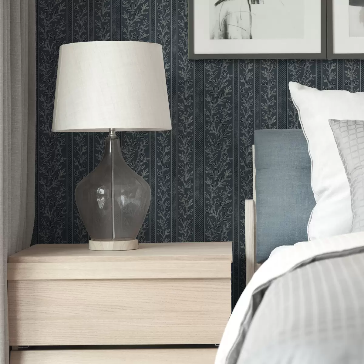 Papel pintado Motivo de rayas con ramitas sobre fondo azul a00425