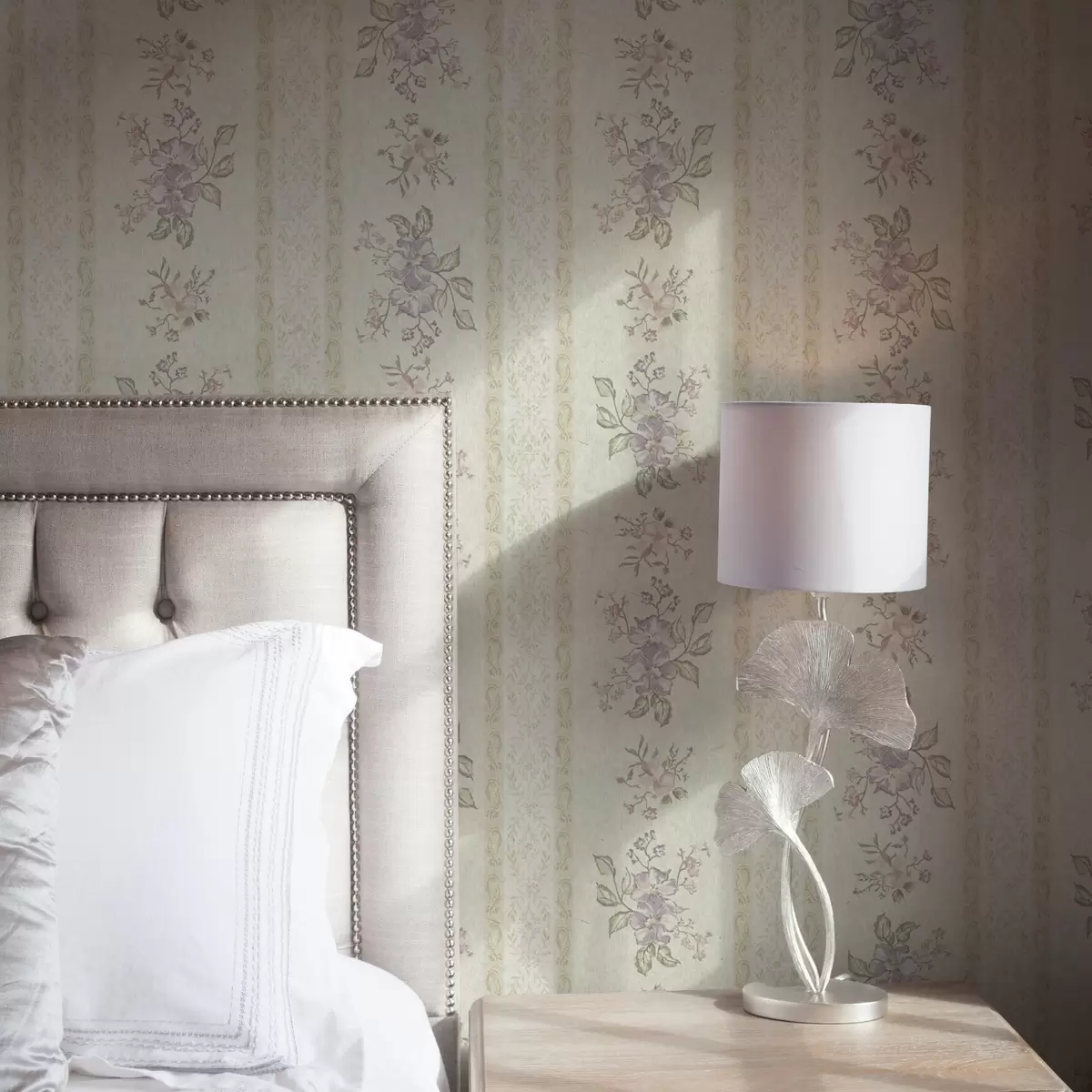 Papel pintado Flores vintage sobre fondo a rayas con adorno a00440