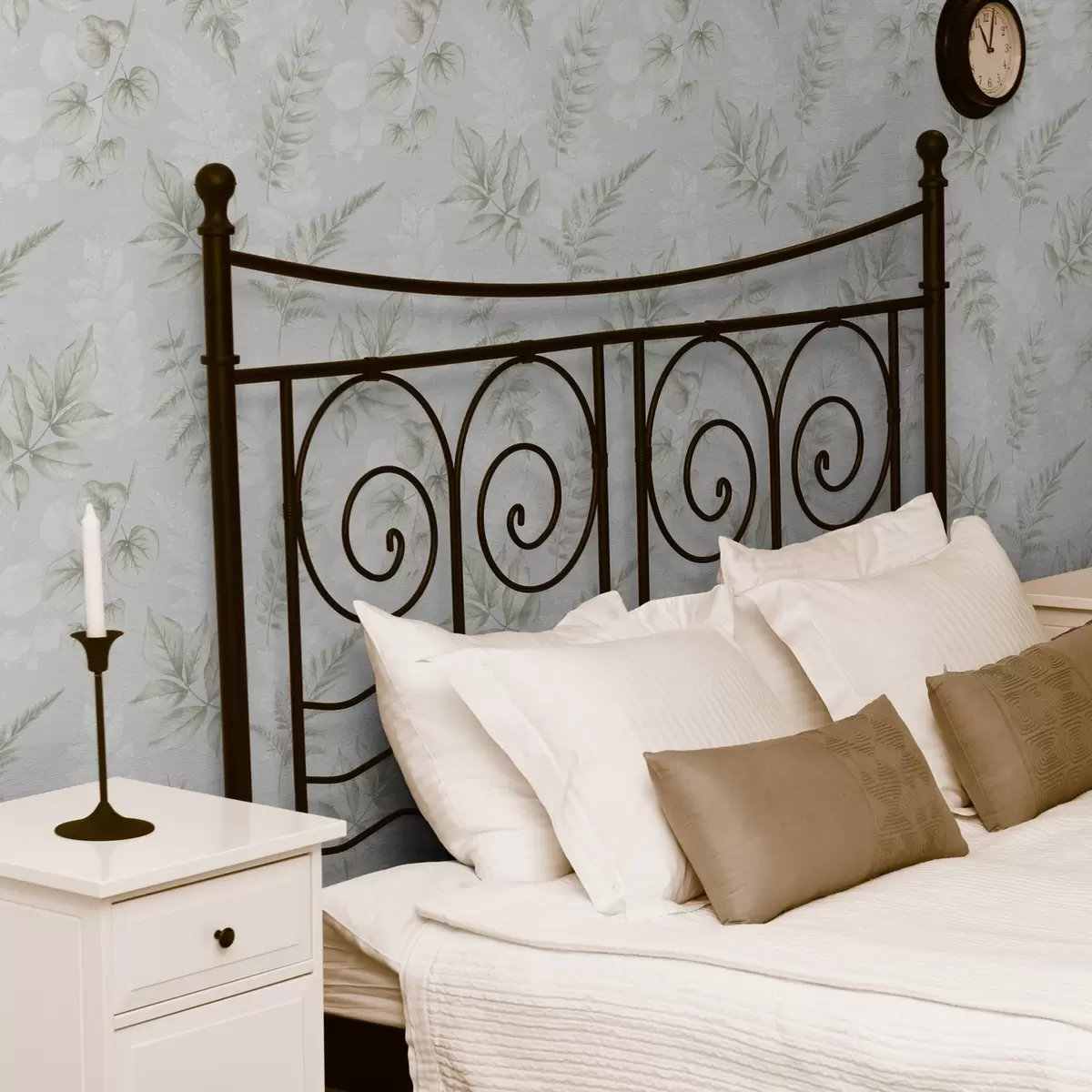 Papel pintado Ligeras hojas de acuarela con efecto salpicado sobre fondo gris a00446