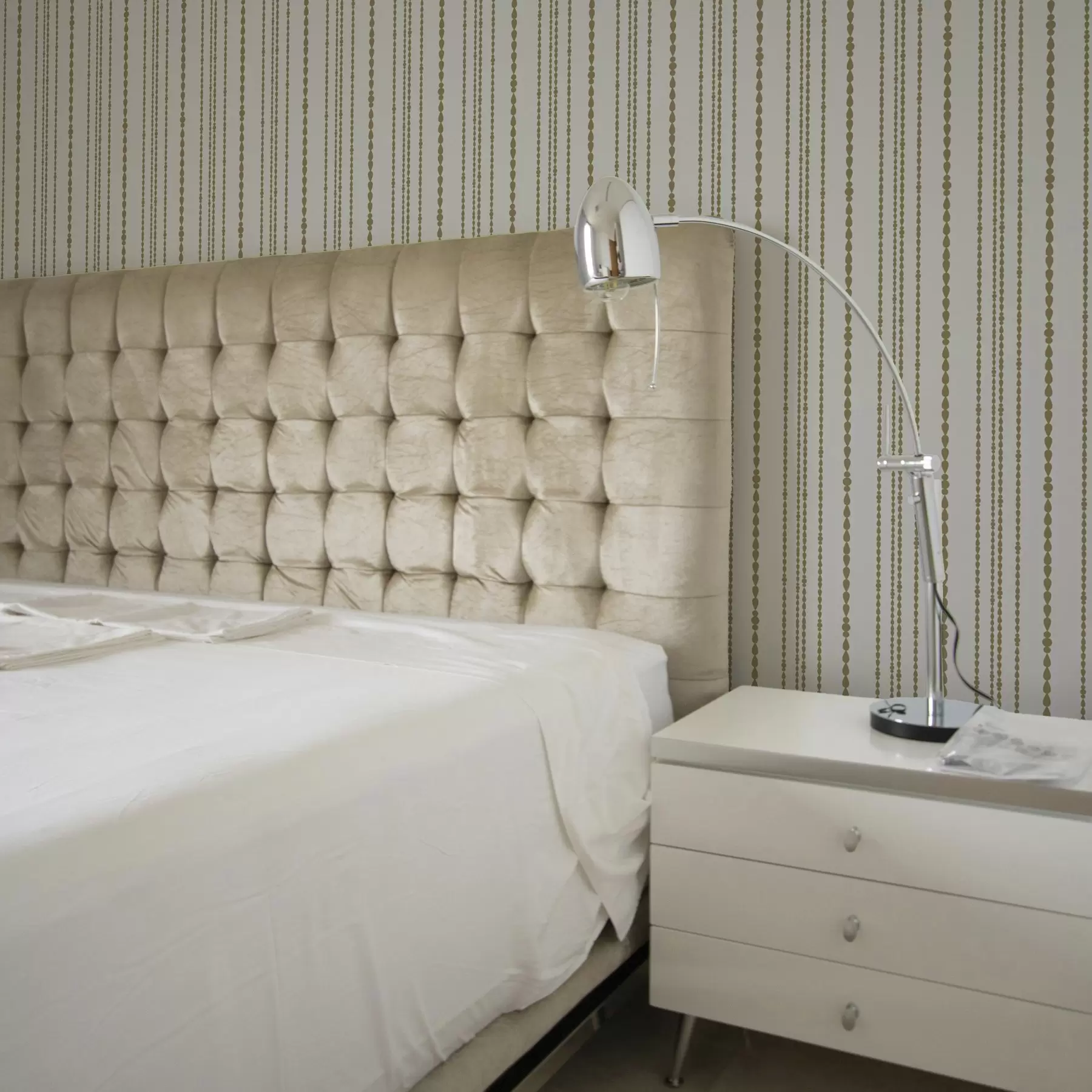 murales de pared Patrón minimalista en forma de gotas amarillas en una franja vertical. a00448