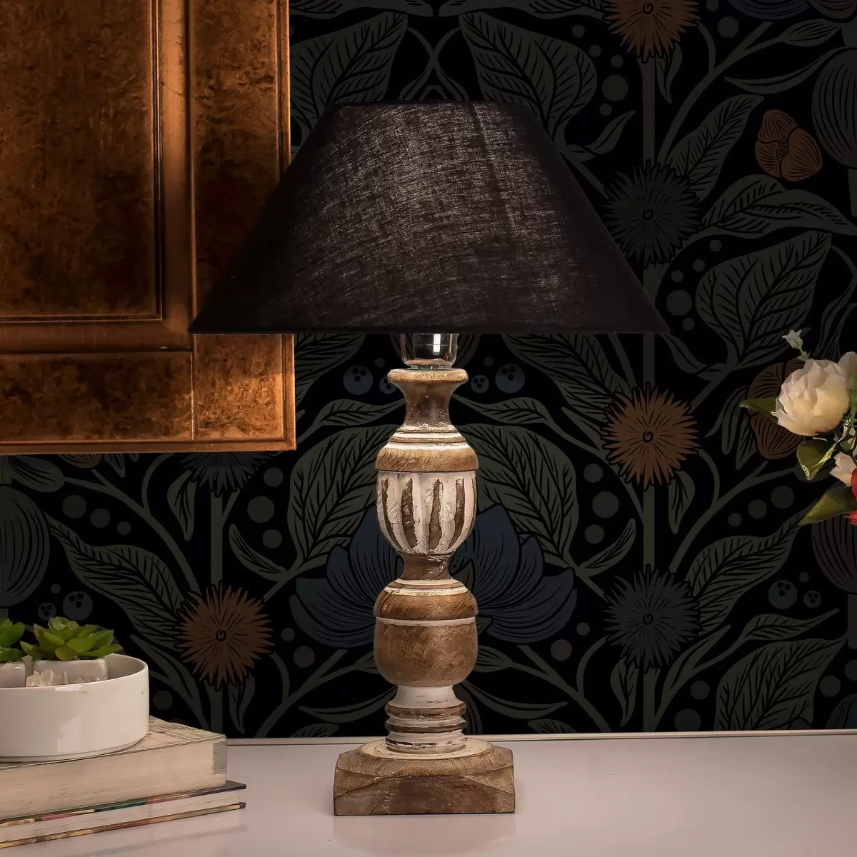 Papel pintado Adorno floral oscuro con detalles naranjas a00411