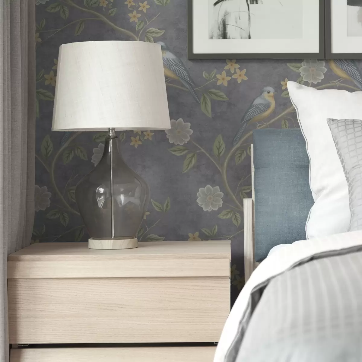 Papel pintado Pájaros en ramas entre flores sobre fondo gris a00483