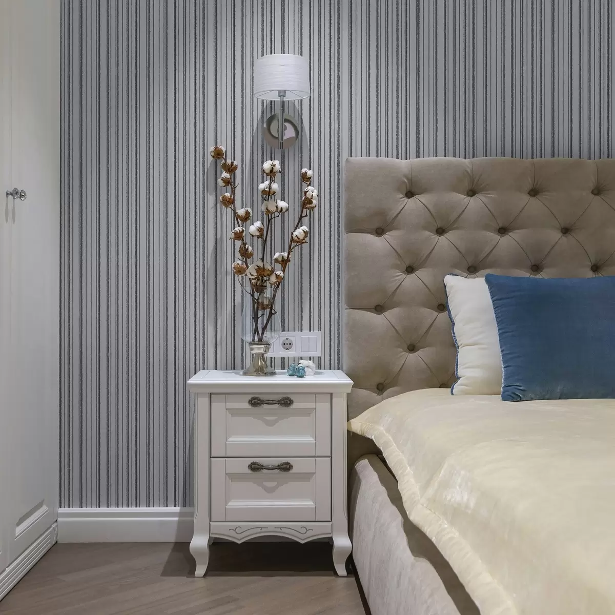 Papel pintado Rayas verticales grises sobre fondo blanco a00507