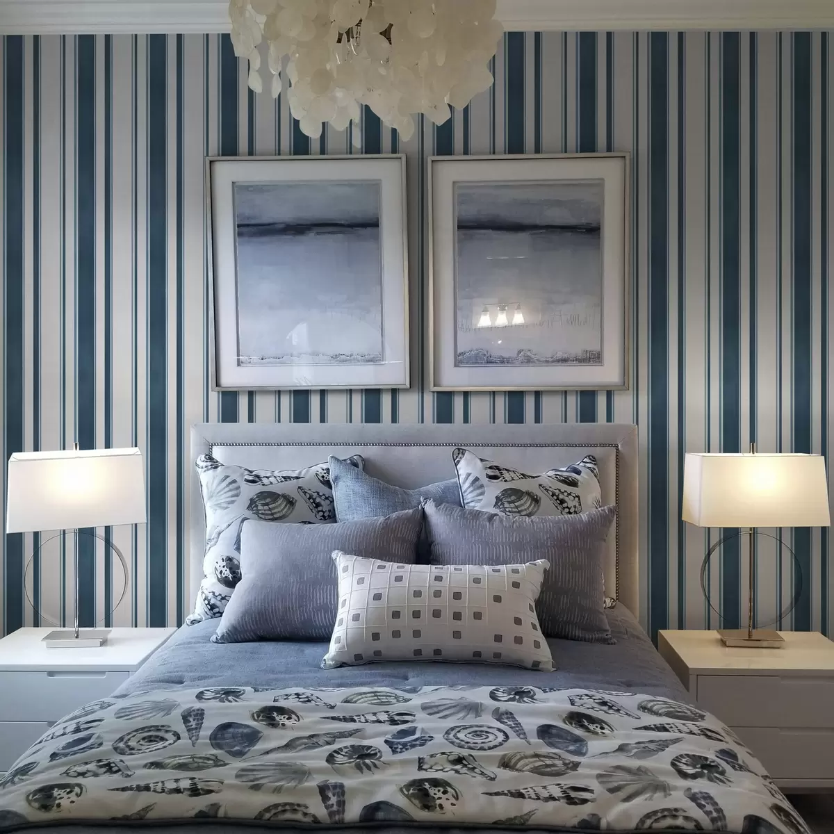 Papel pintado Combinación de rayas turquesas sobre fondo blanco con ritmo a00527