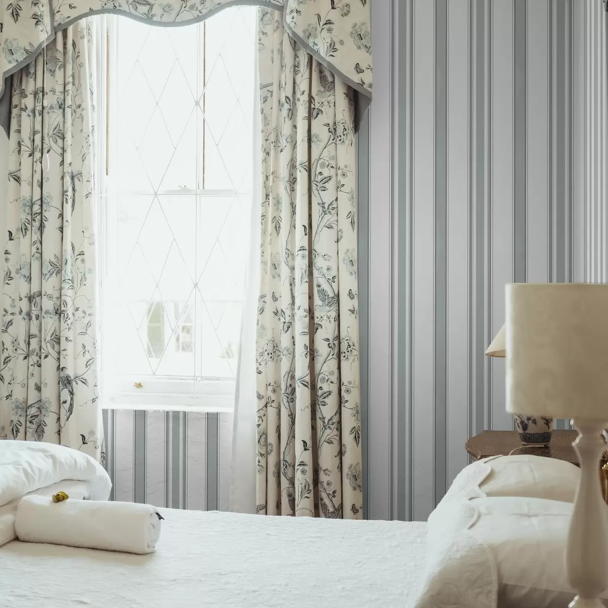 Papel pintado Estampado doble con rayas grises y azules a00554