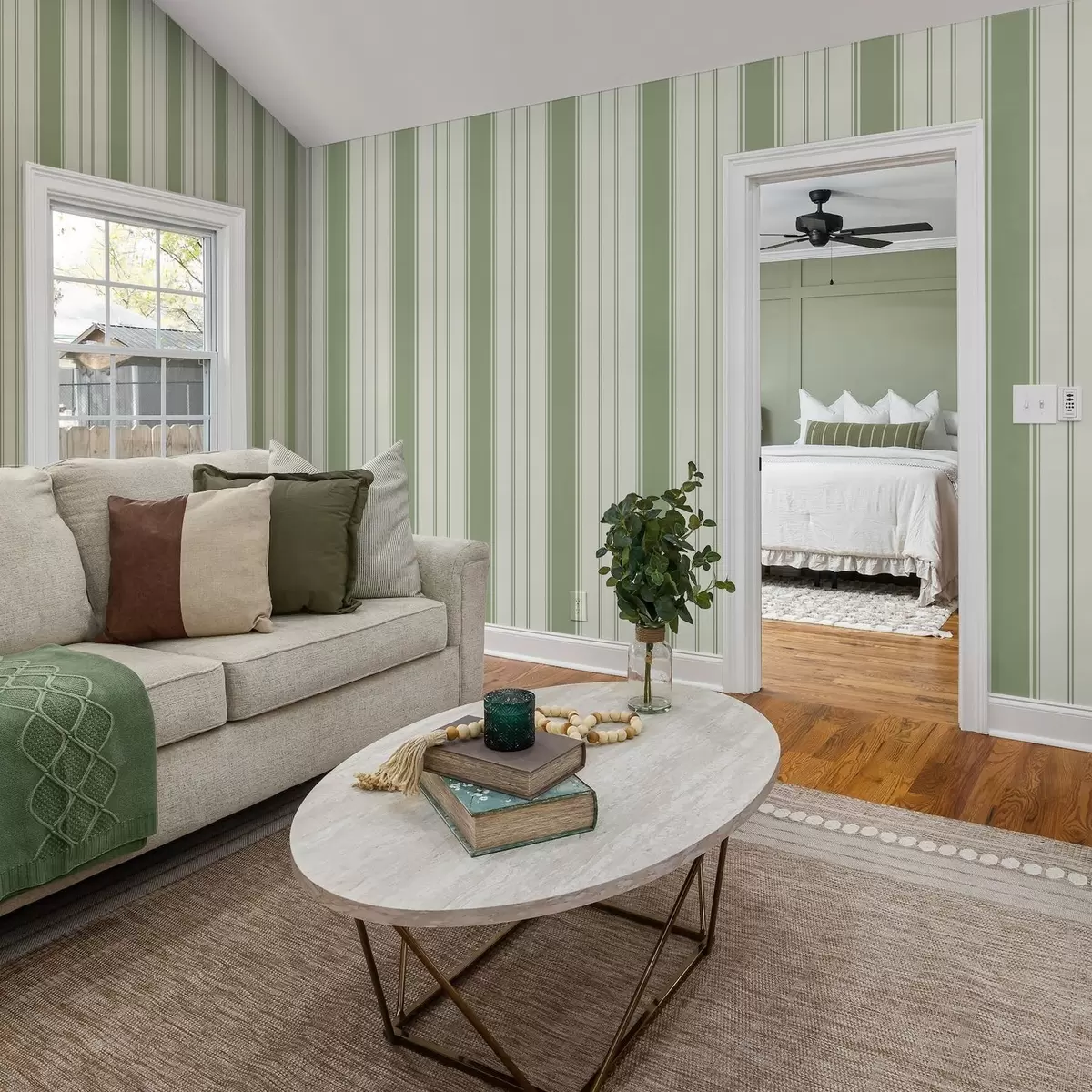 Papel pintado Fondo crema con rayas anchas verde claro a00561