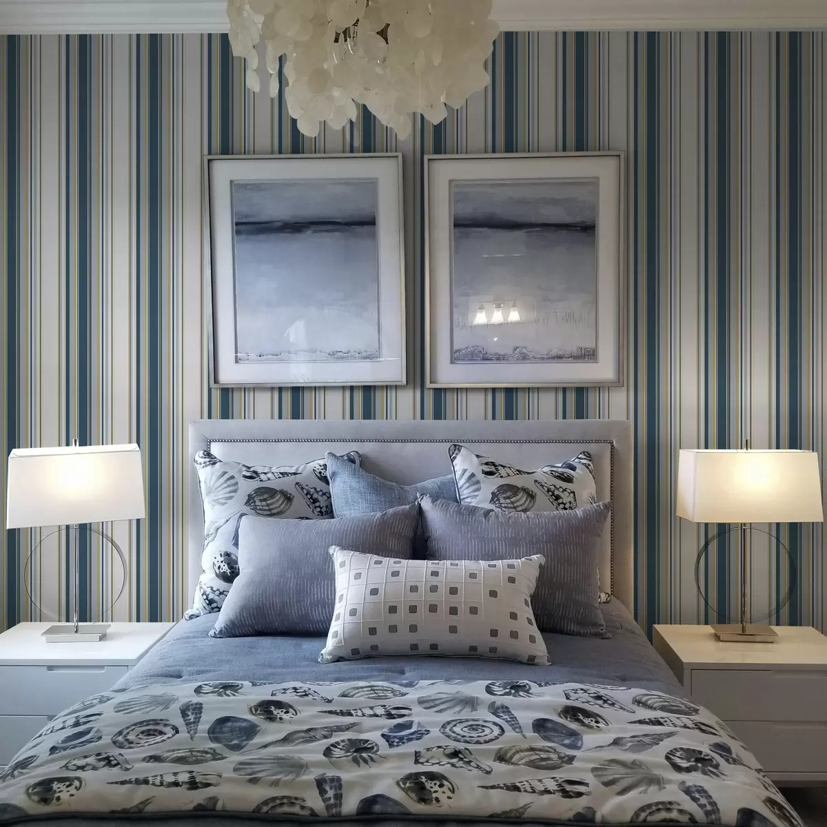 Papel pintado Rayas azules y amarillas en contraste sobre fondo blanco a00566