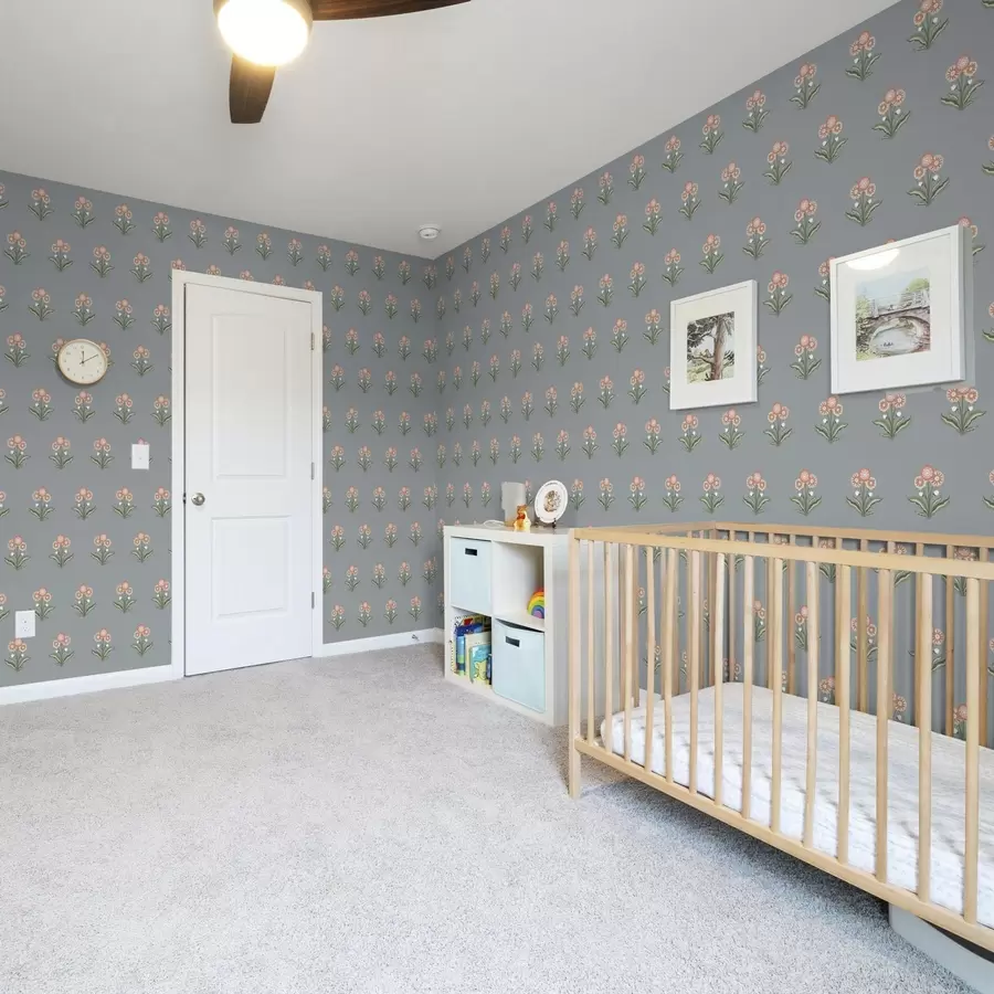 murales de pared Flores estilizadas sobre fondo gris azulado, paleta cálida a00494