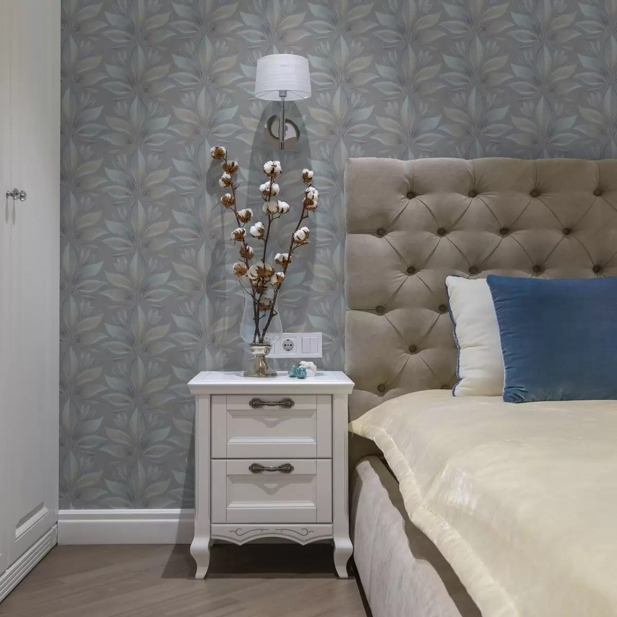 Papel pintado Grandes hojas estilizadas en una paleta de colores azul arena sobre fondo gris a00601