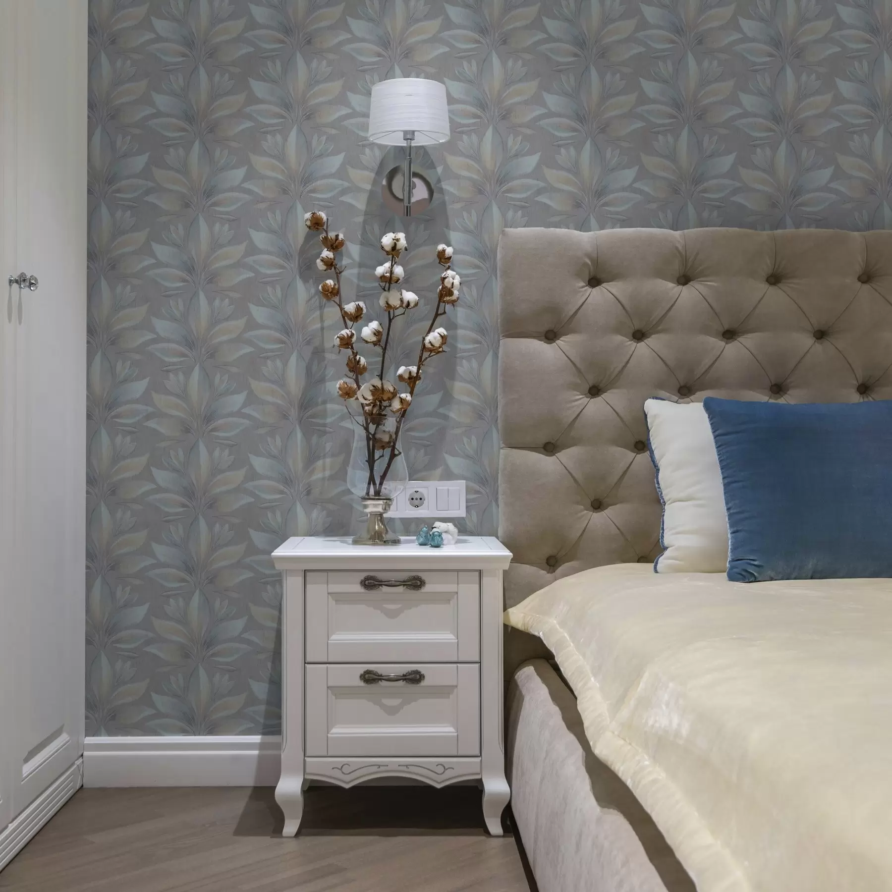 murales de pared Grandes hojas estilizadas en una paleta de colores azul arena sobre fondo gris a00601