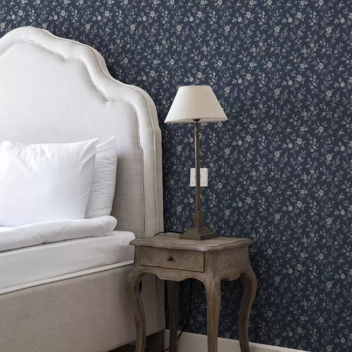 Papel pintado Fondo azul marino oscuro con finas ramas y flores de color beige a00612