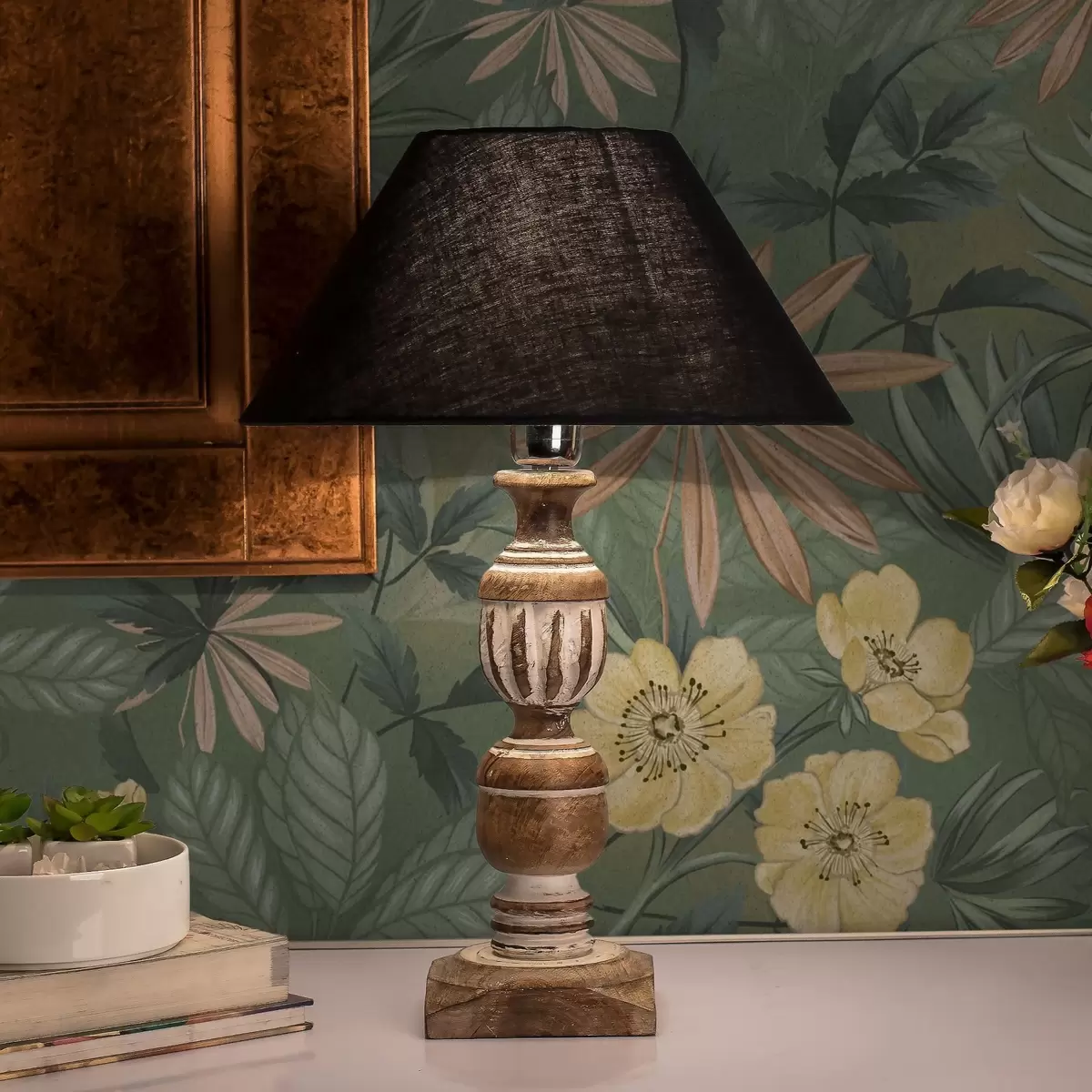 Papel pintado Flores amarillas entre texturas de hojas verdes a00718