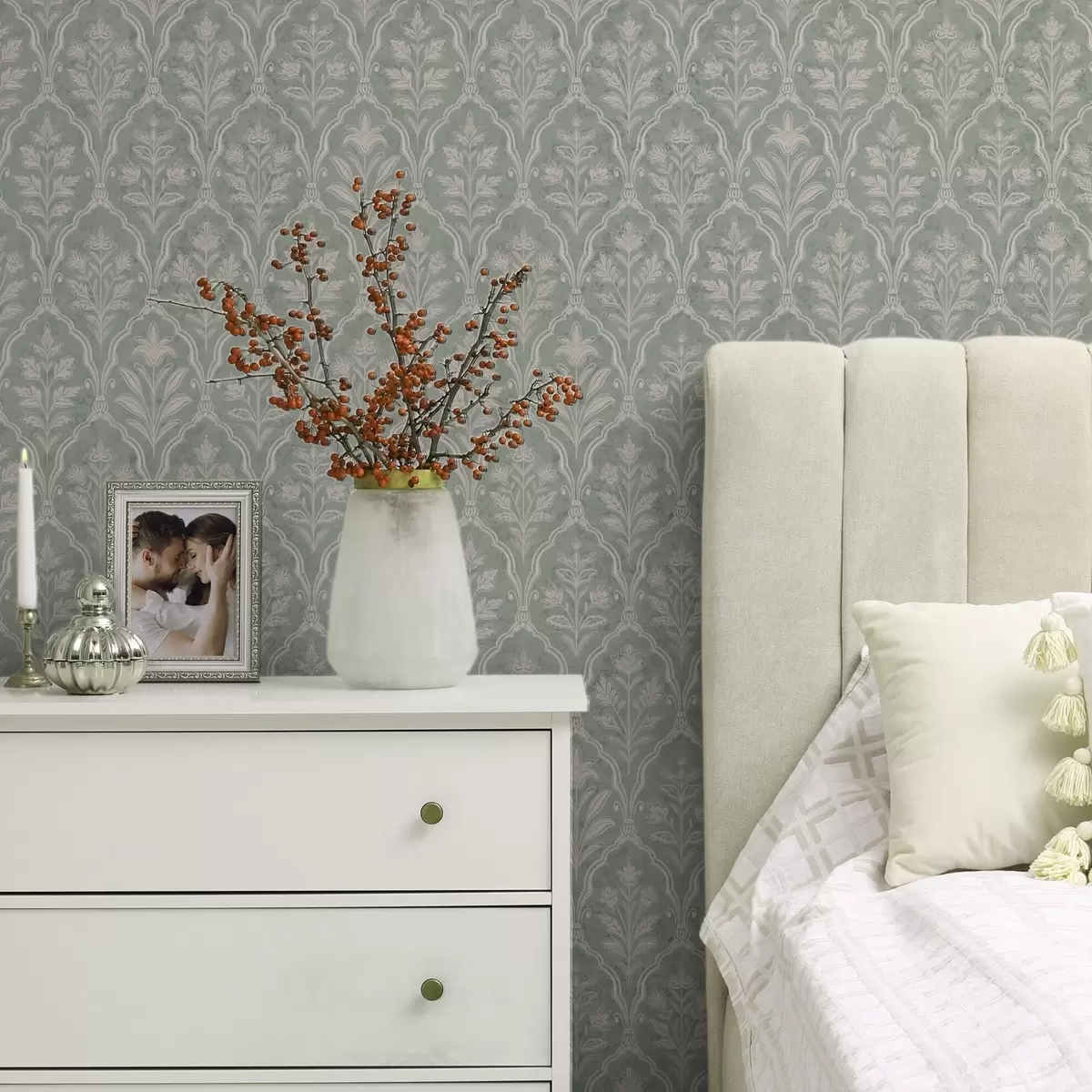 Papel pintado Damasco menta con finos medallones florales a00741