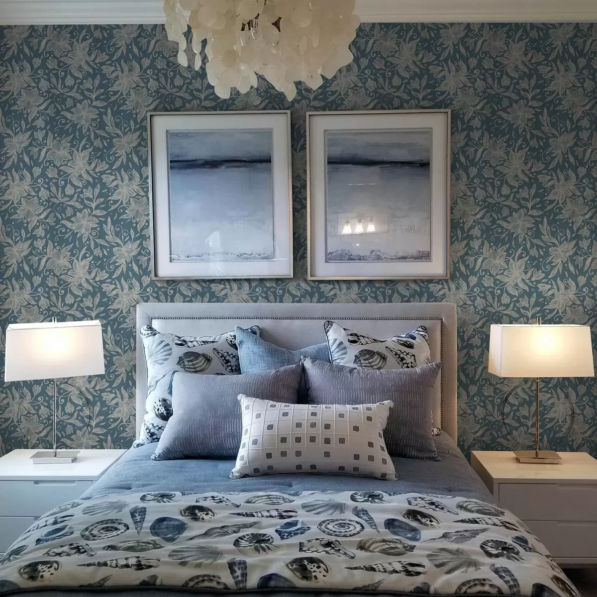 Papel pintado Flores lineales color crema sobre fondo azul, delicados arabescos a00630