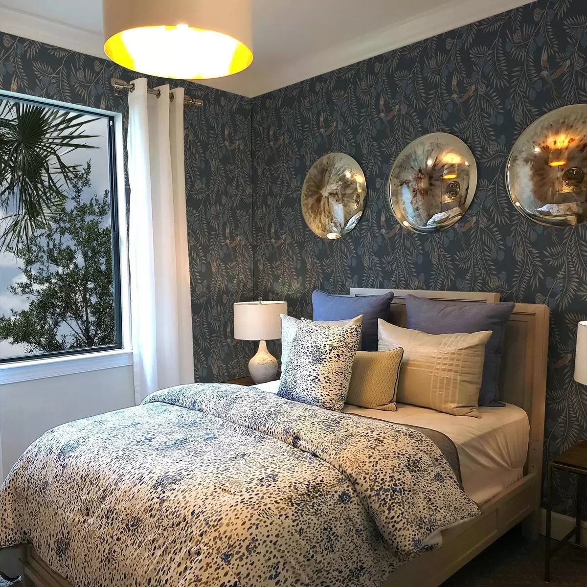 Papel pintado Pájaro entre frutos azules y hojas de palmera, índigo a00726