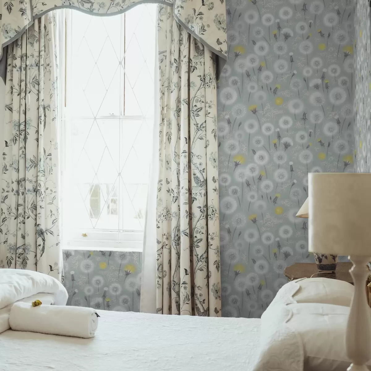 Papel pintado Dientes de león esponjosos y semillas sobre un fondo de menta a00790