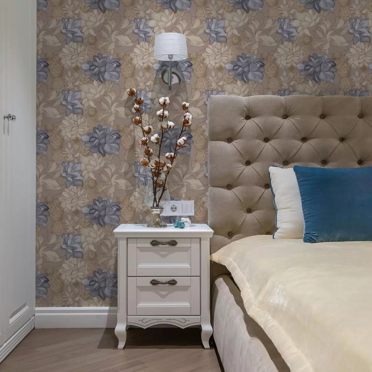 Papel pintado Flores de color crema y azul sobre un fondo beige cálido a00634v1