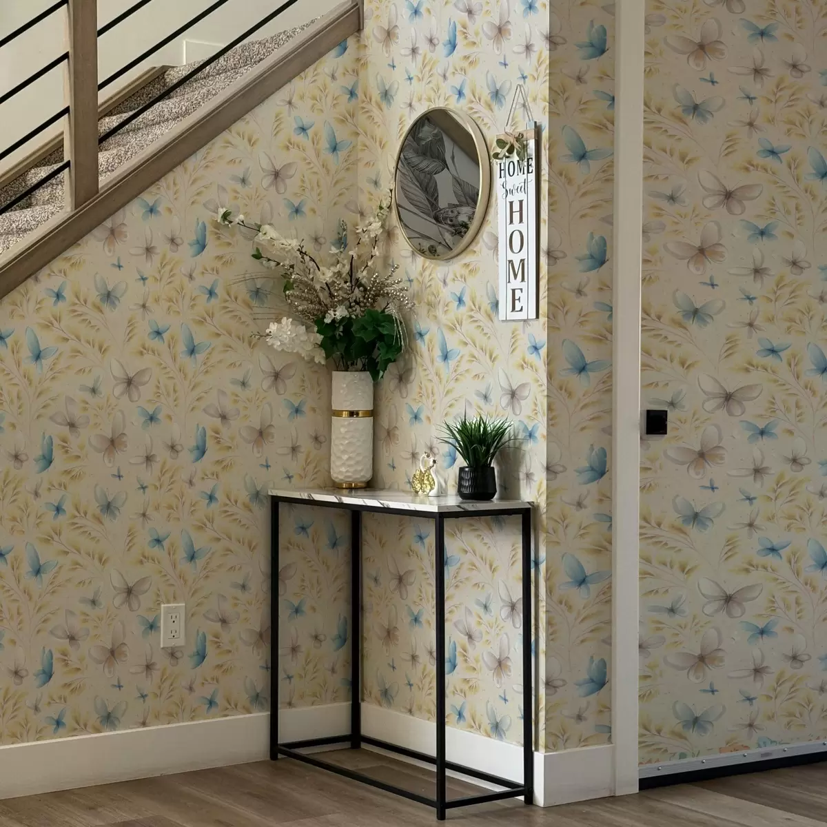 Papel pintado Mariposas ligeras entre hojas amarillas sobre un fondo claro. a00795