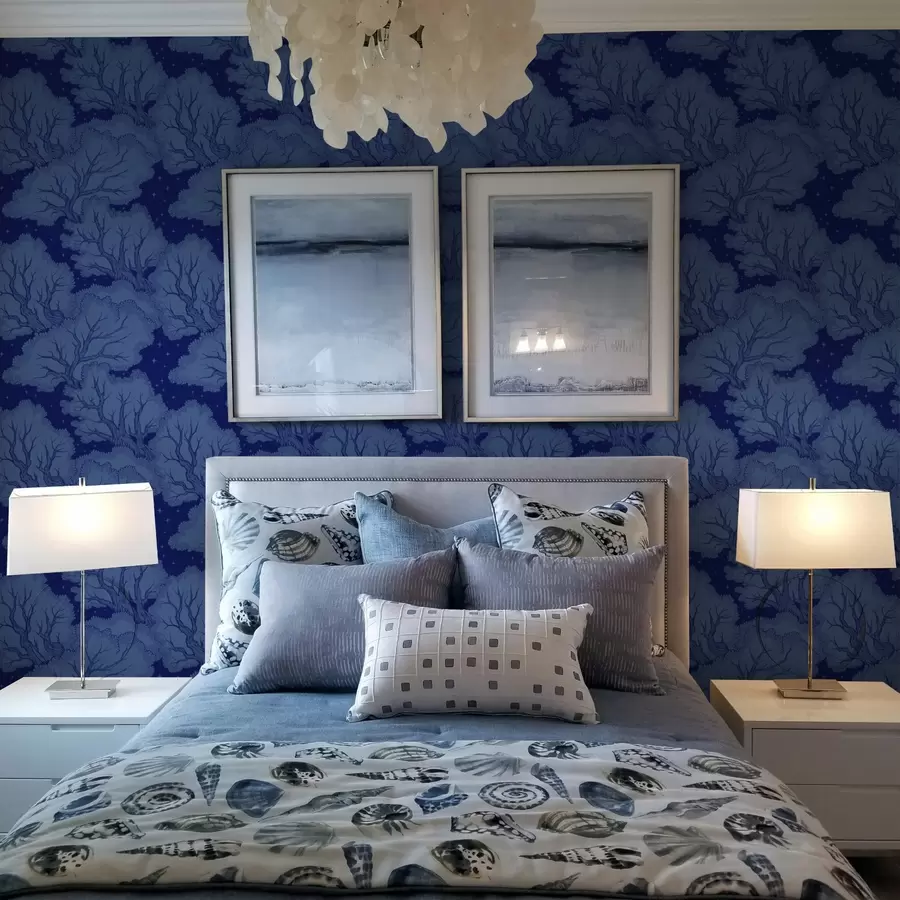 murales de pared Siluetas de árboles bajo un cielo estrellado en tonos azules a00798