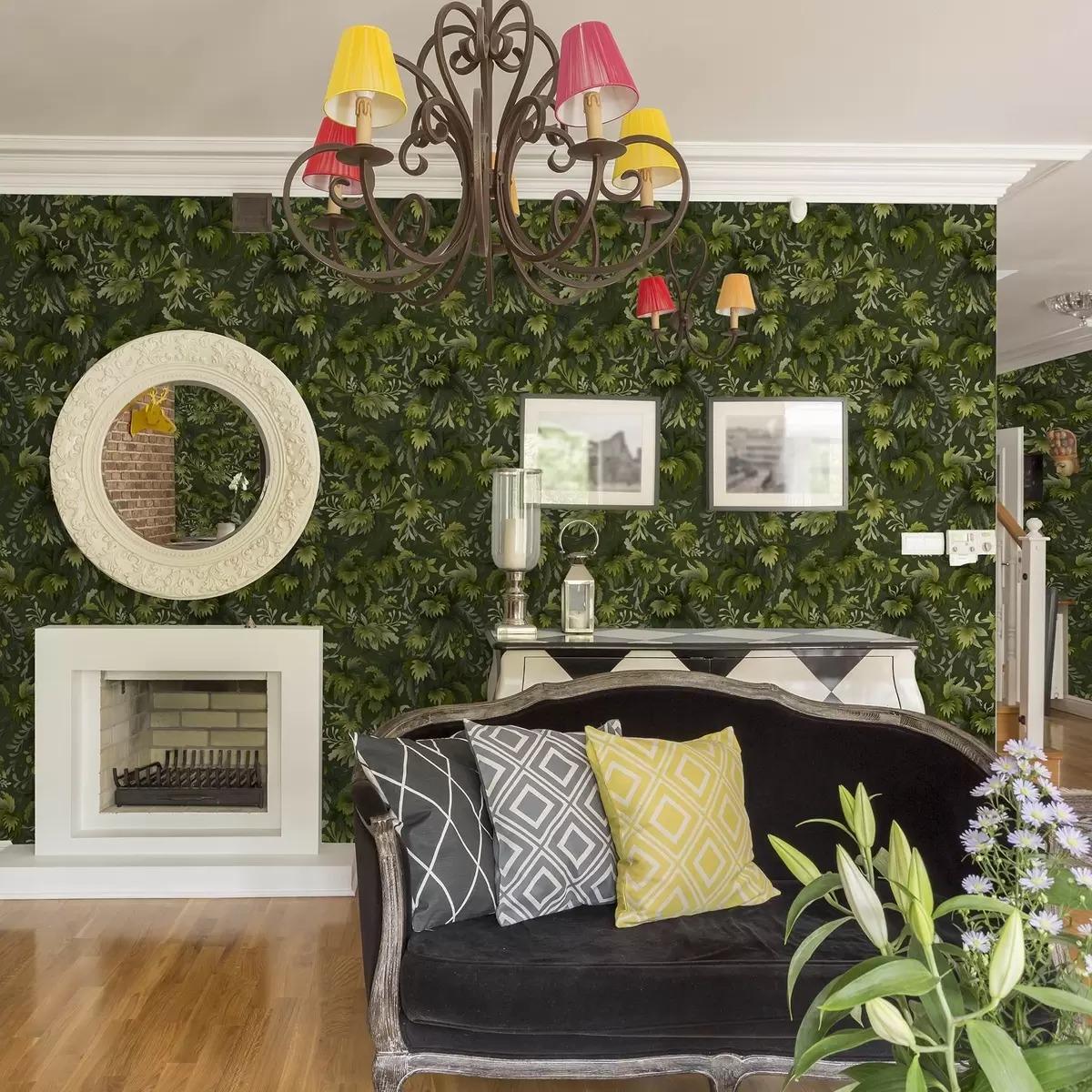 Papel pintado Denso follaje verde sobre un fondo verde oscuro a00805