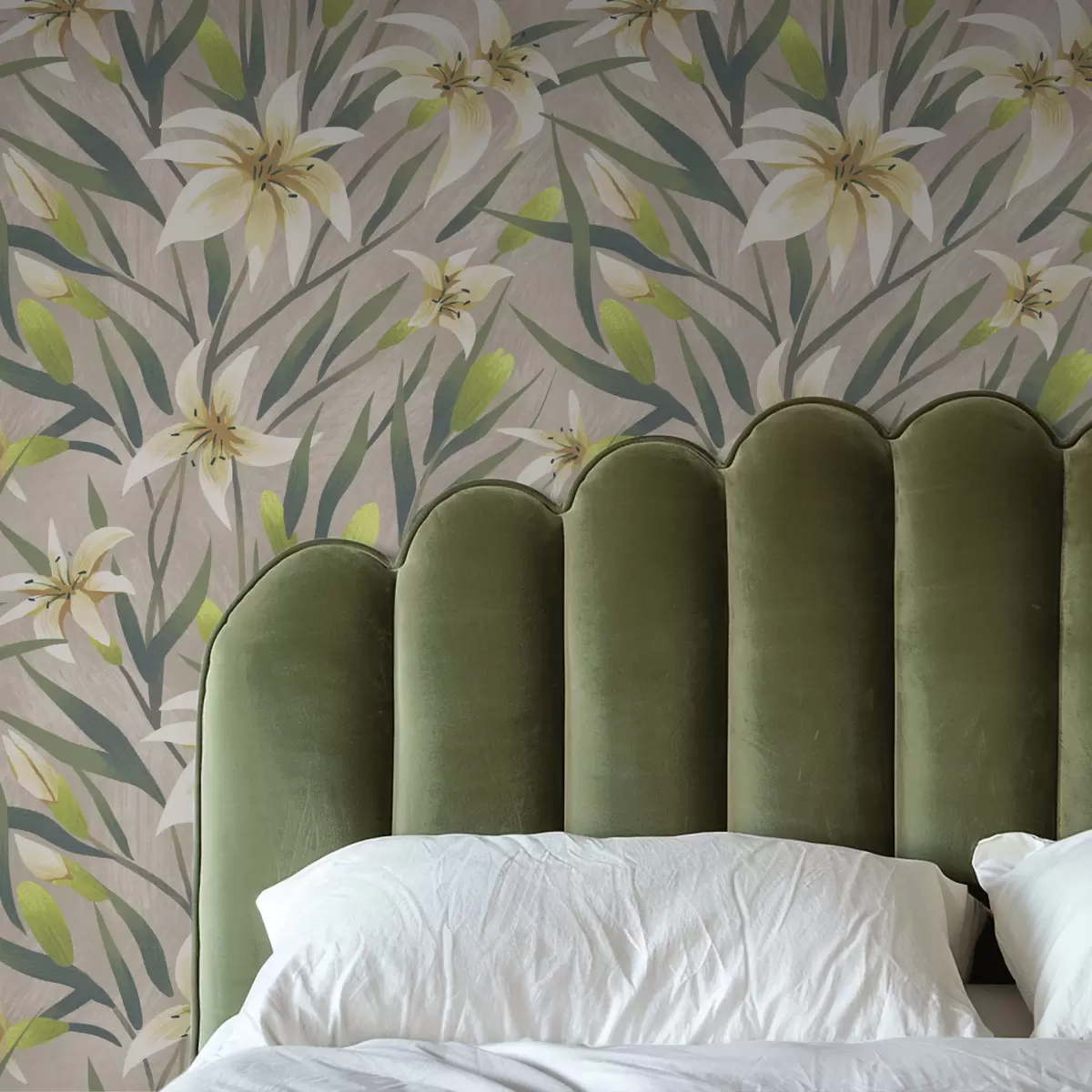 Papel pintado Lirios crema con hojas sobre fondo gris-beige a00837