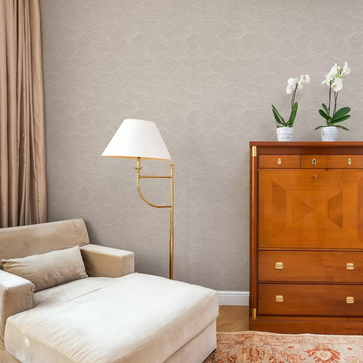 Papel pintado Líneas onduladas tono sobre tono en beige cálido a00681v1