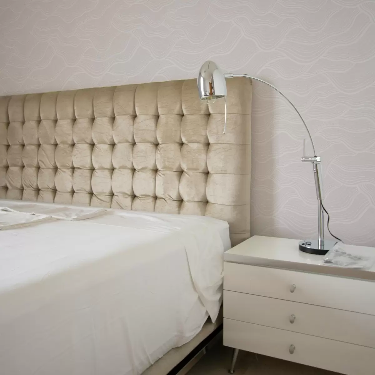 Papel pintado Fondo rosa pastel con líneas onduladas a00682v3