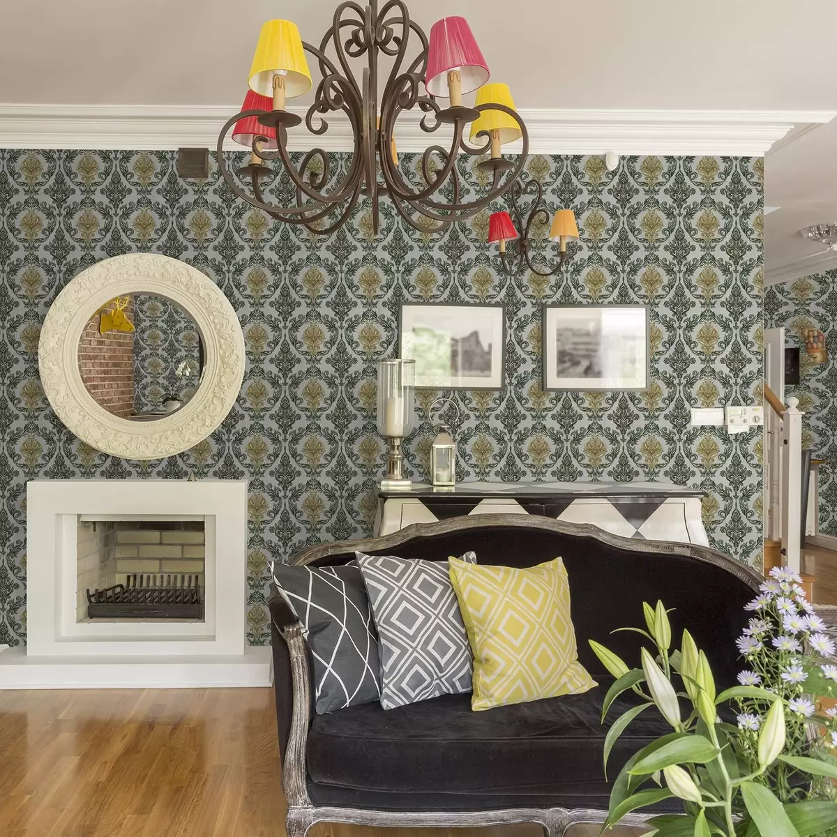 Papel pintado Damasco con volutas verdes sobre fondo claro. a00828v1