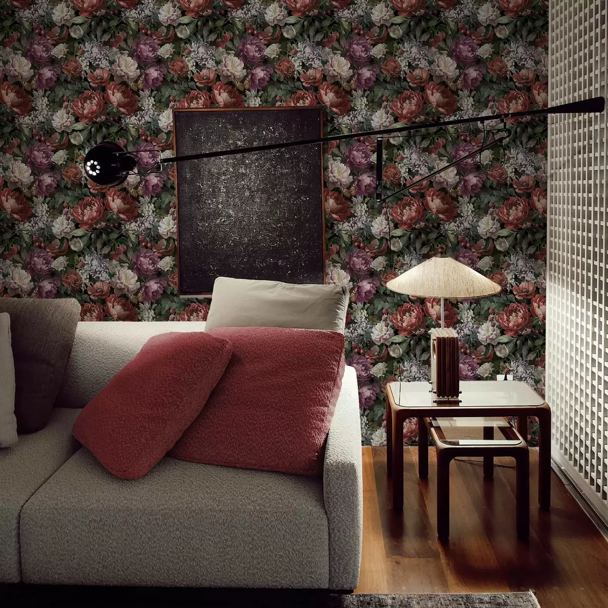 Papel pintado Peonías oscuras y dramáticas, bayas y mariposa sobre fondo negro. a00862