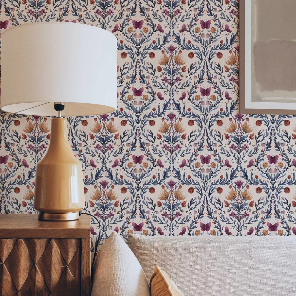 Papel pintado Damasco floral con mariposas sobre fondo melocotón suave. a00926