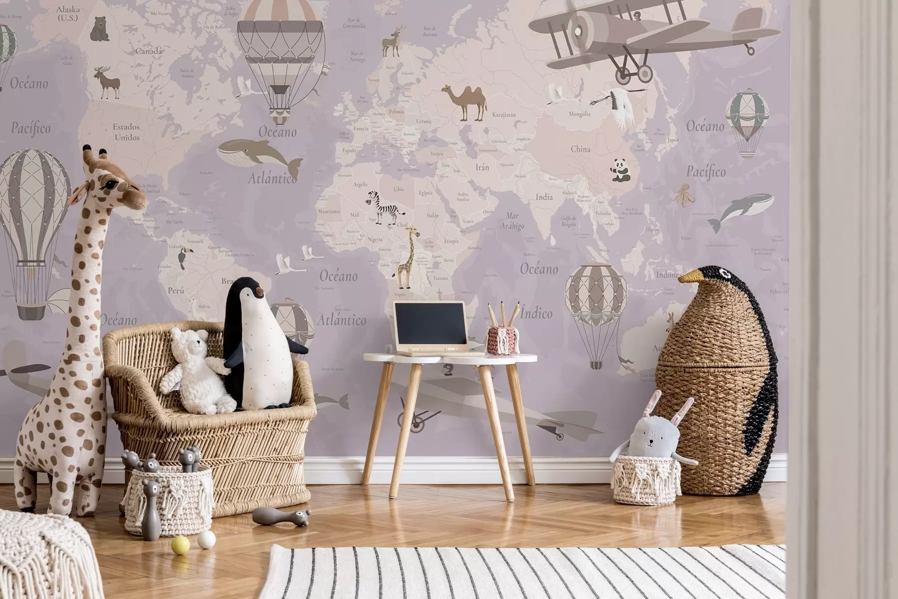 murales de pared Mapa del mundo para niños con animales, aviones y globos aerostáticos. En español. Color morado. c00003esv4