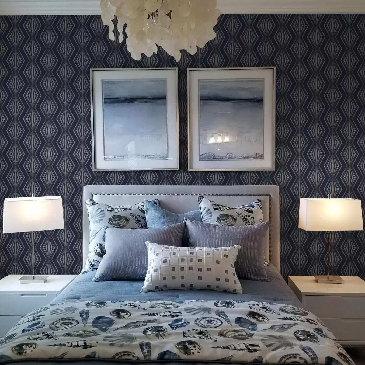 Papel pintado Diamantes geométricos en forma de rayos sobre un fondo azul oscuro. a00925