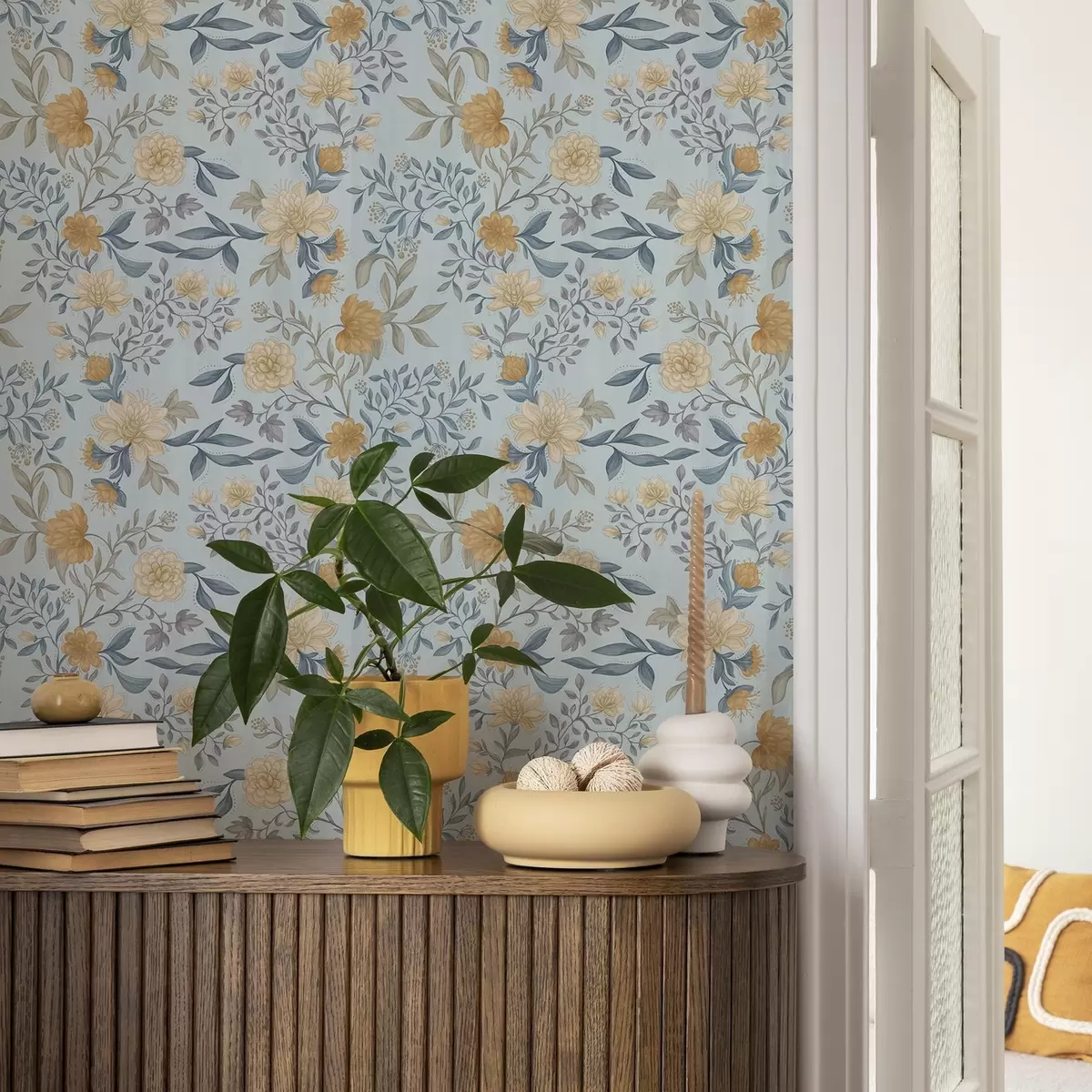 Papel pintado Flores amarillas y azules con hojas sobre un fondo azul cielo. a00934