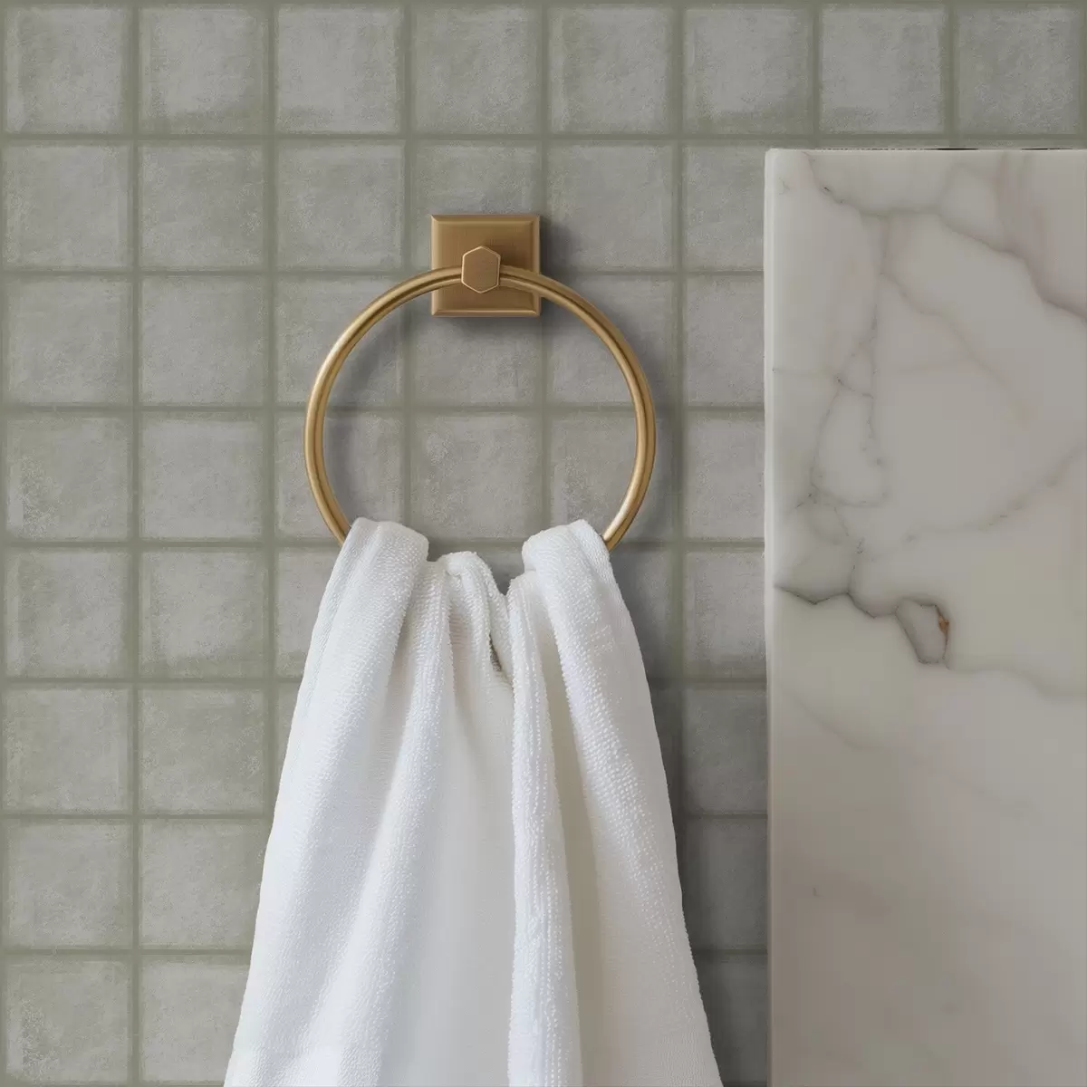 Papel pintado Imitación de baldosas cuadradas en una suave paleta de colores gris verdosos. a00988