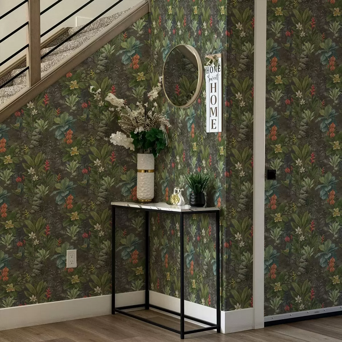 Papel pintado Jardín tropical oscuro con flores y follaje brillantes. a01079