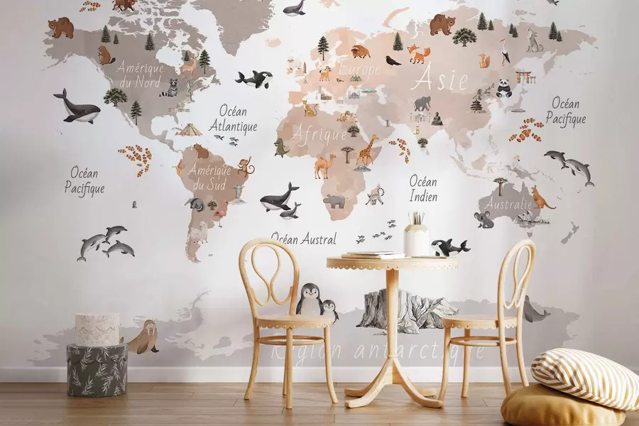 murales de pared Un mapa en tonos beige, con un estilo de acuarela, en el que aparecen animales, plantas y elementos arquitectónicos. Rótulos en francés c00009frv3