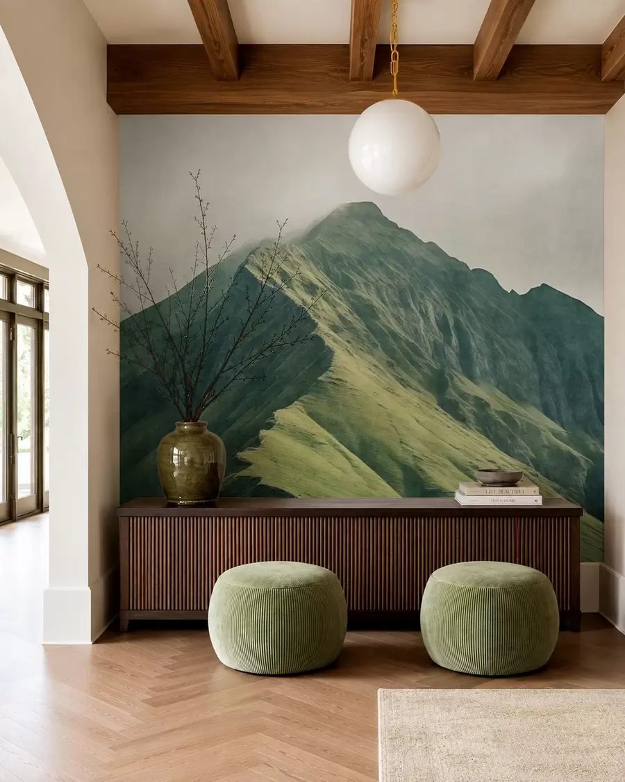 murales de pared Malaquita de montaña con laderas verdes y una cima envuelta en una suave bruma w05820
